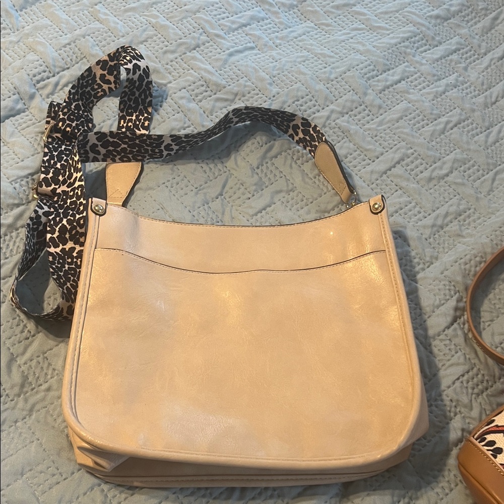 Chic Cream Shoulder Bag with Leopard Strap